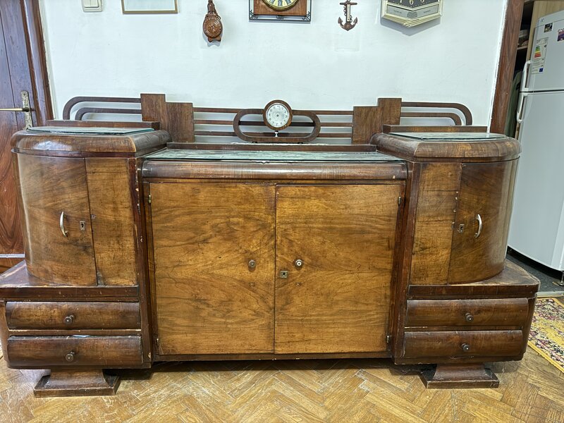 Mobila veche, tablouri, masina de cusut Singer, 2 fotolii, 2 aplice.