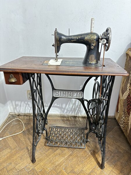 Mobila veche, tablouri, masina de cusut Singer, 2 fotolii, 2 aplice.